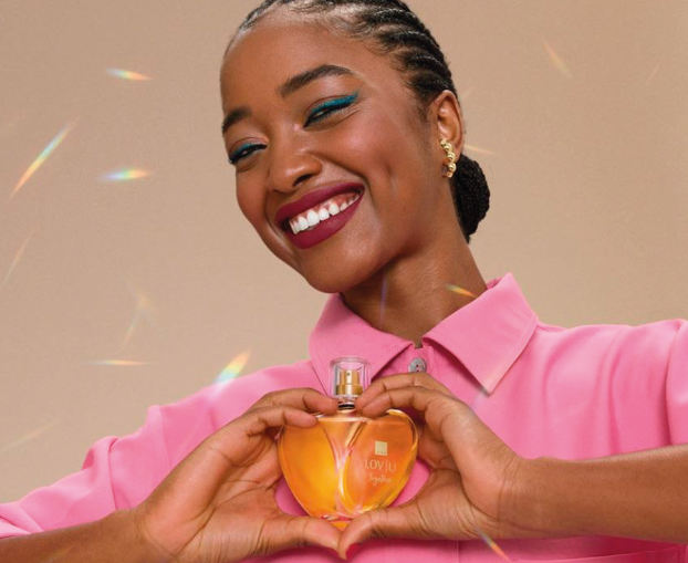 Mujer con perfume Avon